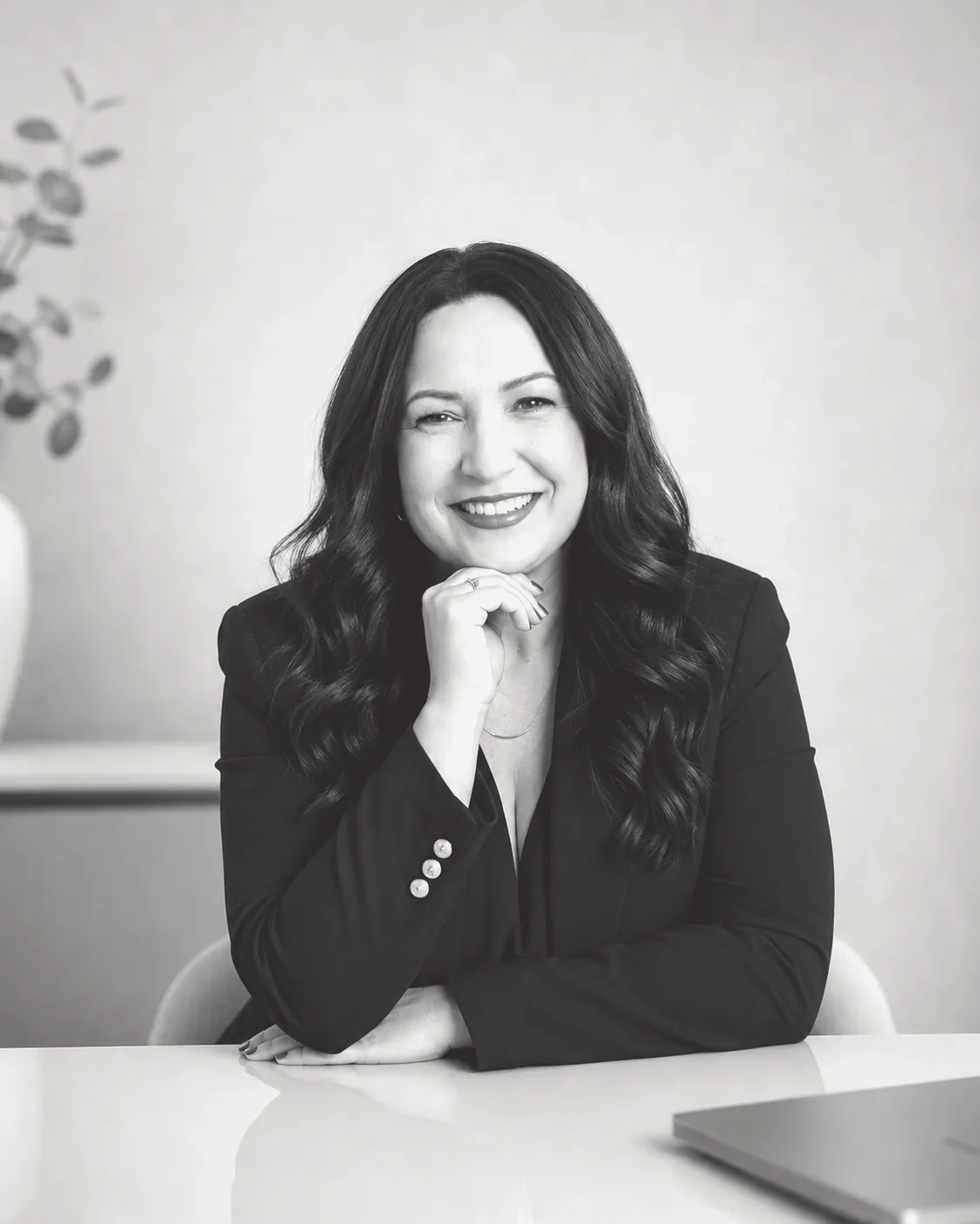 Karolina Boaventura, fundadora da Zenvou, sentada à mesa de trabalho